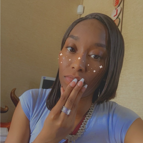 Meet your Posher, Cynthia - Picture 1 of 1